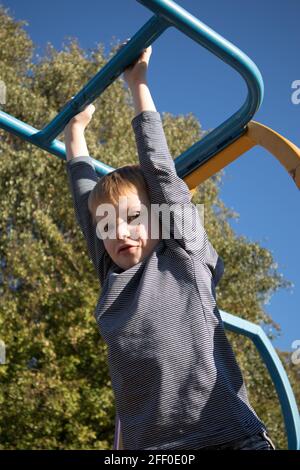 Kleiner Junge spielt Stockfoto