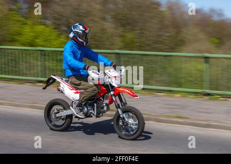 2019 kurz RT1; Motorradfahrer; zweirädriger Transport, Motorräder, Fahrzeug auf britischen Straßen, Motorräder, Motorradfahrer, die in Manchester, Großbritannien, unterwegs sind Stockfoto