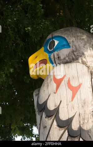 Adler hält Mensch über Adler sitzt auf EINEM Menschen - Carvers: Harvey Alphonse und Nelson Canute 1987. Cowichan Valley, Vancouver Island, British Colum Stockfoto