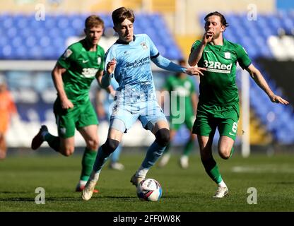 Josh Eccles (links) von Coventry City und Alan Browne von Preston North End kämpfen während des Sky Bet Championship-Spiels im St. Andrew's Billion Trophy Stadium, Birmingham, um den Ball. Bilddatum: Samstag, 24. April 2021. Stockfoto