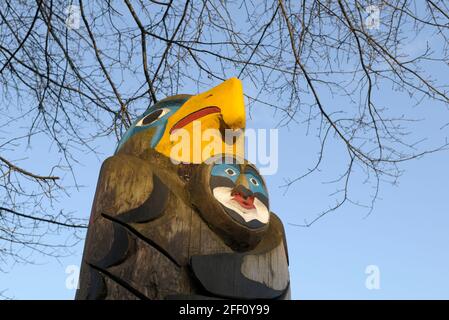 Adler hält Mensch über Adler sitzt auf EINEM Menschen - Carvers: Harvey Alphonse und Nelson Canute 1987. Cowichan Valley, Vancouver Island, British Colum Stockfoto