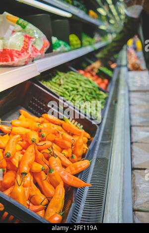 Peruanische gelbe Chilischote, eingelegte Chilischote im Supermarkt. Konzept der gesunden Ernährung, Bio, vegetarisch, Ernährung. Stockfoto