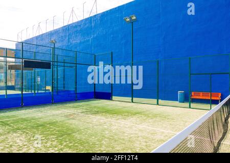 Sportplatz Tennis und Paddle Court im Freien Stockfoto