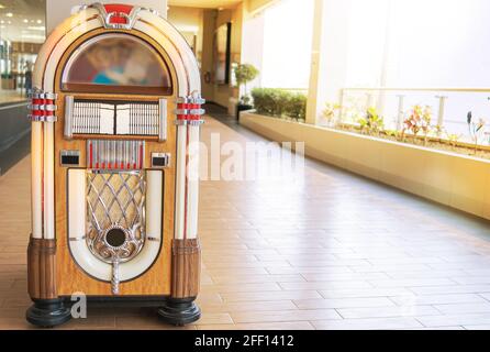 ld Retro Vintage Jukebox in einem Diner, der alte Musik-Hits mit Neonlicht, Rockola Vintage, strahlt. Stockfoto