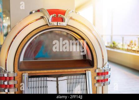 ld Retro Vintage Jukebox in einem Diner, der alte Musik-Hits mit Neonlicht, Rockola Vintage, strahlt. Stockfoto