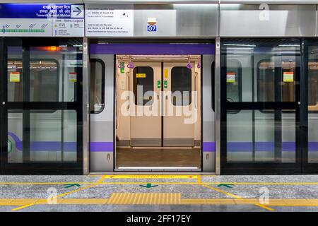 Der U-Bahn-Zug hält an einem Bahnhof und öffnet die Tür, um zu warten, bis Passagiere während der Hauptverkehrszeit an der U-Bahn-Station Kolkata East West einsteigen Stockfoto