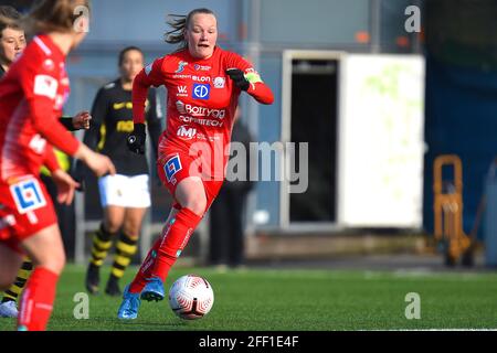 Stockholm, Schweden. April 2021. Frida Leonhardsen Maanum (15 Linkoping) steuert den Ball während des Spiels in der Schwedischen Liga OBOS Damallsvenskan am 24. April 2021 zwischen AIK und Linkopings FC bei Skytteholms IP in Stockholm, Schweden Credit: SPP Sport Press Photo. /Alamy Live News Stockfoto