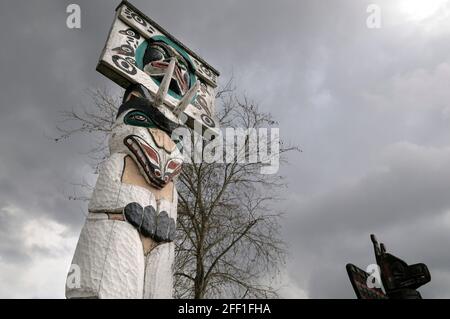 Mond mit menschlichem Geist Gesicht über Bergstock über Bär Königliches Dokument - Carver: Simon Charlie 1957. Cowichan Valley, Vancouver Island, Bridge Stockfoto