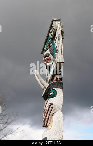 Mond mit menschlichem Geist Gesicht über Bergstock über Bär Königliches Dokument - Carver: Simon Charlie 1957. Cowichan Valley, Vancouver Island, Bridge Stockfoto