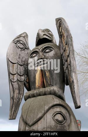 Adler über dem Killerwal auf dem Walschwanz - Carver: Laverne Roy Baines 1977. Cowichan Valley, Vancouver Island, British Columbia, Kanada. Stockfoto