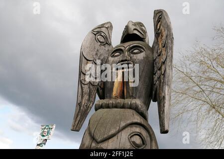 Adler über dem Killerwal auf dem Walschwanz - Carver: Laverne Roy Baines 1977. Cowichan Valley, Vancouver Island, British Columbia, Kanada. Stockfoto