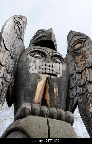 Adler über dem Killerwal auf dem Walschwanz - Carver: Laverne Roy Baines 1977. Cowichan Valley, Vancouver Island, British Columbia, Kanada. Stockfoto