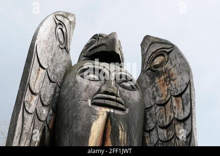 Adler über dem Killerwal auf dem Walschwanz - Carver: Laverne Roy Baines 1977. Cowichan Valley, Vancouver Island, British Columbia, Kanada. Stockfoto