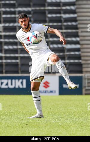 MILTON KEYNES, ENGLAND. 24. APRIL: Silky Ball Skills von Milton Keynes Dons Zak Jules während der zweiten Hälfte der Sky Bet League One Match zwischen MK Dons und Swindon Town im Stadium MK, Milton Keynes am Samstag, 24. April 2021. (Kredit: John Cripps, Mi News) Kredit: MI Nachrichten & Sport /Alamy Live Nachrichten Stockfoto