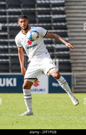 MILTON KEYNES, ENGLAND. 24. APRIL: Silky Ball Skills von Milton Keynes Dons Zak Jules während der zweiten Hälfte der Sky Bet League One Match zwischen MK Dons und Swindon Town im Stadium MK, Milton Keynes am Samstag, 24. April 2021. (Kredit: John Cripps, Mi News) Kredit: MI Nachrichten & Sport /Alamy Live Nachrichten Stockfoto