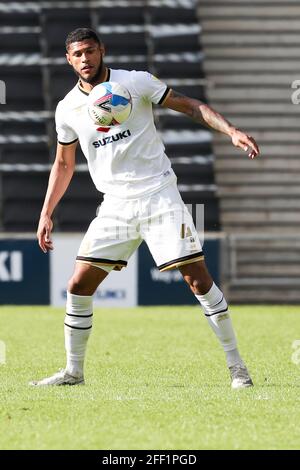 MILTON KEYNES, ENGLAND. 24. APRIL: Silky Ball Skills von Milton Keynes Dons Zak Jules während der zweiten Hälfte der Sky Bet League One Match zwischen MK Dons und Swindon Town im Stadium MK, Milton Keynes am Samstag, 24. April 2021. (Kredit: John Cripps, Mi News) Kredit: MI Nachrichten & Sport /Alamy Live Nachrichten Stockfoto