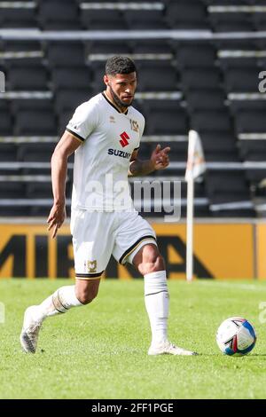 MILTON KEYNES, ENGLAND. 24. APRIL: Silky Ball Skills von Milton Keynes Dons Zak Jules während der zweiten Hälfte der Sky Bet League One Match zwischen MK Dons und Swindon Town im Stadium MK, Milton Keynes am Samstag, 24. April 2021. (Kredit: John Cripps, Mi News) Kredit: MI Nachrichten & Sport /Alamy Live Nachrichten Stockfoto