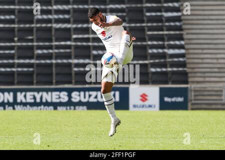 MILTON KEYNES, ENGLAND. 24. APRIL: Silky Ball Skills von Milton Keynes Dons Zak Jules während der zweiten Hälfte der Sky Bet League One Match zwischen MK Dons und Swindon Town im Stadium MK, Milton Keynes am Samstag, 24. April 2021. (Kredit: John Cripps, Mi News) Kredit: MI Nachrichten & Sport /Alamy Live Nachrichten Stockfoto