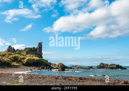 Ein 3-Schuss HDR Herbstbild des Dunure Castle aus dem 15. Jahrhundert, einst die Heimat der Kennedys von Carrick, South Ayreshire, Schottland. 26. September 2012 Stockfoto