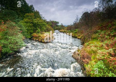 A3 hat ein feuchtes herbstliches HDR-Bild der Gewässer von Minnoch in Glen Trool, Galloway Forest Park, Dumfries und Galloway, Schottland, aufgenommen. 27. September 2012 Stockfoto