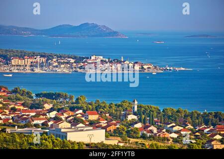 Biograd Na Moru und Sveti Filip i Jakov Waterfront Panoramablick, Städte in Dalmatien Region von Kroatien Stockfoto