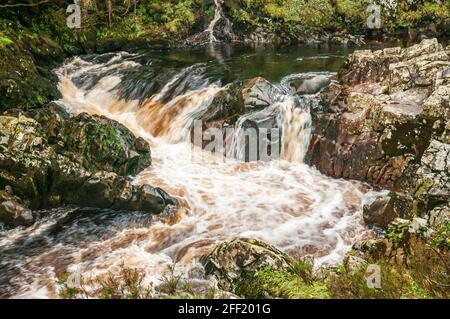 A3 hat ein feuchtes herbstliches HDR-Bild der Gewässer von Minnoch in Glen Trool, Galloway Forest Park, Dumfries und Galloway, Schottland, aufgenommen. 27. September 2012 Stockfoto