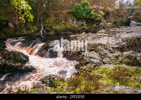 A3 hat ein feuchtes herbstliches HDR-Bild der Gewässer von Minnoch in Glen Trool, Galloway Forest Park, Dumfries und Galloway, Schottland, aufgenommen. 27. September 2012 Stockfoto