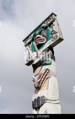 Mond mit menschlichem Geist Gesicht über Bergstock über Bär Königliches Dokument - Carver: Simon Charlie 1957. Cowichan Valley, Vancouver Island, Bridge Stockfoto