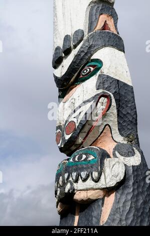 Mond mit menschlichem Geist Gesicht über Bergstock über Bär Königliches Dokument - Carver: Simon Charlie 1957. Cowichan Valley, Vancouver Island, Bridge Stockfoto