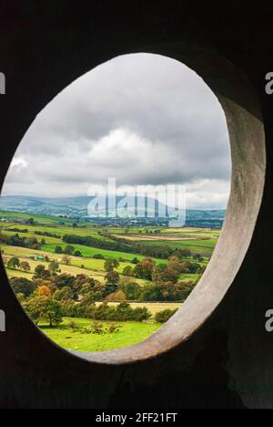 Eine herbstliche HDR-Aufnahme aus dem Jahr 3 von Pendle Hill aus dem Inneren des Atoms, einem Panoptikum in Lancashire, England. 11. Oktober 2008 Stockfoto