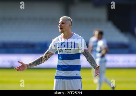 LONDON, GROSSBRITANNIEN. APRIL. Lyndon Dykes von QPR zeigt Frustration über die Linienmenschen während des Sky Bet Championship-Spiels zwischen den Queens Park Rangers und Norwich City im Loftus Road Stadium, London am Samstag, den 24. April 2021. (Kredit: Ian Randall, Mi News) Kredit: MI Nachrichten & Sport /Alamy Live News Stockfoto