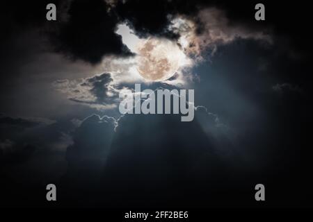 Attraktives Foto von einem nächtlichen Himmel mit Wolken, hellen Vollmond würde einen großen Hintergrund machen. Nächtlicher Himmel mit großem Mond. Schöne Natur als zu verwenden Stockfoto