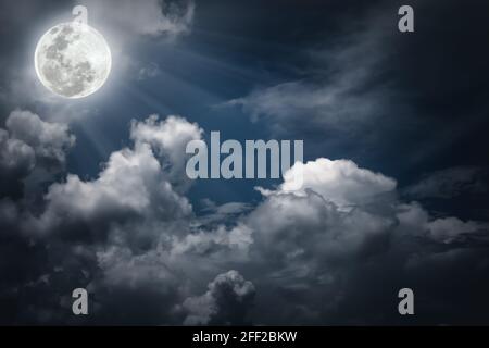 Attraktives Foto eines Nachthimmels mit Wolken, heller Vollmond würde einen tollen Hintergrund bilden. Schöne Natur als Hintergrund verwenden. Der Mond nahm wi Stockfoto