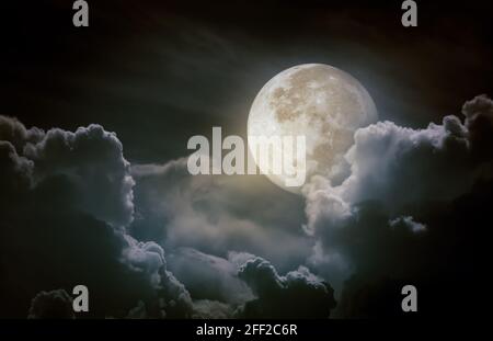 Attraktives Foto eines Nachthimmels mit Wolken, heller Vollmond würde einen tollen Hintergrund bilden. Die Schönheit der Natur. Der Mond, der mit meiner eigenen Kamera aufgenommen wurde, Stockfoto