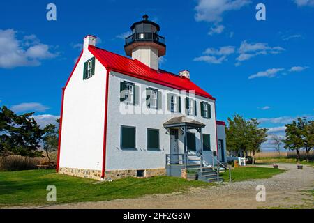 East Point Lighthouse in Delaware Bay und die Mündung des Maurice River in Heislerville, New Jersey, USA, an einem sonnigen Tag -02 Stockfoto