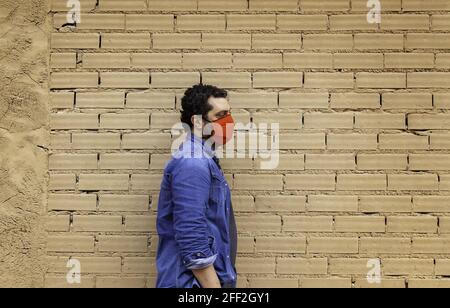 Junge Straßenbande mit Maske im Park, soziales Problem Stockfoto