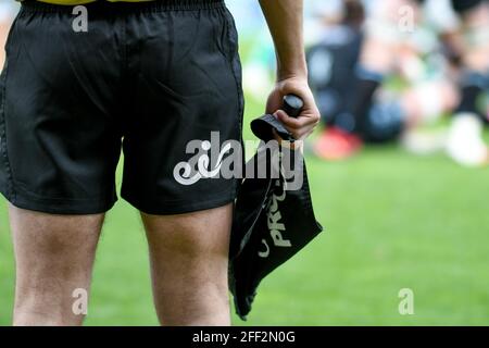 Monigo Stadion, Treviso, Italien. April 2021. Flagge des Pro14 des Linienmanns während des Rainbow Cup 2021 - Benetton Treviso gegen Glasgow Warriors, Rugby Guinness Pro 14 Spiel - Foto Ettore Griffoni/LM Credit: Live Media Publishing Group/Alamy Live News Stockfoto