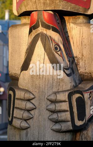 Frosch Über Bär Holding Seal - Carver: Richard Hunt 1988. Cowichan Valley, Vancouver Island, British Columbia, Kanada. Stockfoto