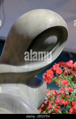 Mutter und Kind - Carver: Glen Spicer 1991. Passende Skulptur in Montmagmy, Quebec; Duncans Partnerstadt. Cowichan Valley, Vancouver Island, Großbritannien Stockfoto