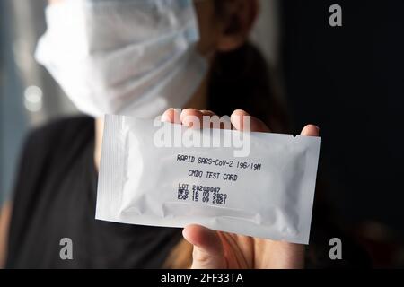 Schneller sars-COV-2-Bluttest für Selbsttests. Frau hält ein Kit mit einem schnellen Covid 19, Coronavirus-Test für den persönlichen Gebrauch zu Hause. Stockfoto