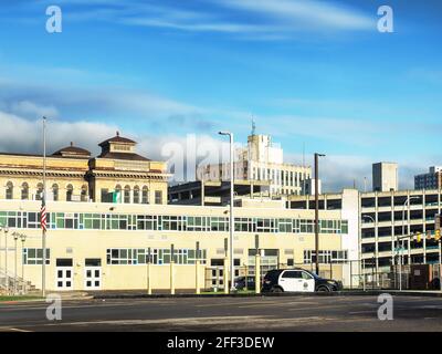 Syracuse, New York, USA. 17. April 2021. Blick von der Adams Street in der Innenstadt von Syracuse, NY an einem ruhigen Wochenendmorgen Stockfoto