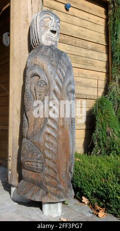 Totempfahl befindet sich im Gebäude der Cowichan Tribes Administration. Duncan, British Columbia. Stockfoto