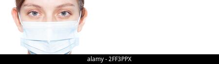 Ein Mädchen in einer medizinischen Maske. Ein Banner zum Thema Covid-19. Isolierter weißer Hintergrund Stockfoto