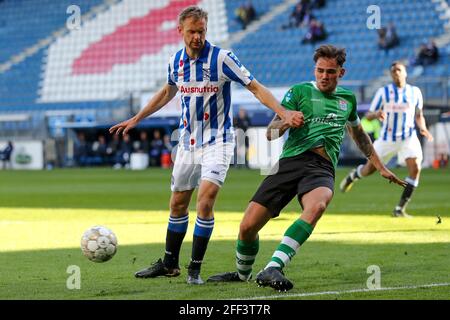 HEERENVEEN, NIEDERLANDE - 24. APRIL: Siem de Jong vom SC Heerenveen und Sam Kersten von PEC Zwolle während des niederländischen Eredivisie-Spiels zwischen dem SC Heerenvee Stockfoto