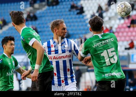 HEERENVEEN, NIEDERLANDE - 24. APRIL: Siem de Jong vom SC Heerenveen und Sam Kersten von PEC Zwolle während des niederländischen Eredivisie-Spiels zwischen dem SC Heerenvee Stockfoto