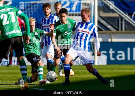 HEERENVEEN, NIEDERLANDE - APRIL 24: Dean Huiberts von PEC Zwolle und Siem de Jong vom SC Heerenveen während des niederländischen Eredivisie-Spiels zwischen SC Heerenv Stockfoto