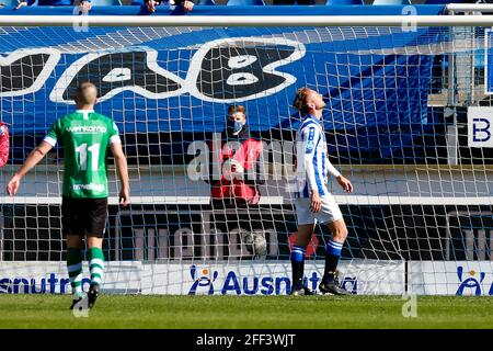 HEERENVEEN, NIEDERLANDE - APRIL 24: Siem de Jong vom SC Heerenveen sieht nach dem Sieg im niederländischen Eredivisie-Spiel zwischen SC H niedergeschlagen aus Stockfoto
