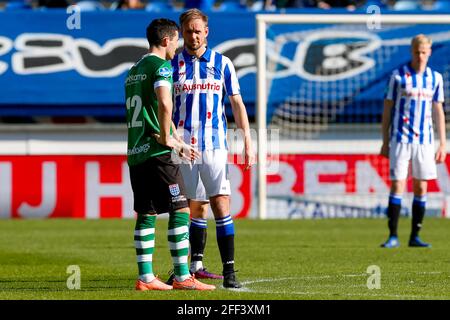 HEERENVEEN, NIEDERLANDE - 24. APRIL: Pelle Clement von PEC Zwolle und Siem de Jong vom SC Heerenveen während des niederländischen Eredivisie-Spiels zwischen SC Heerenv Stockfoto