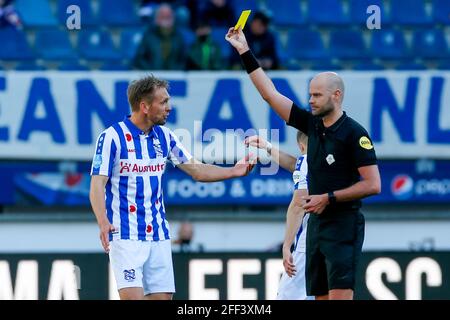 HEERENVEEN, NIEDERLANDE - 24. APRIL: Siem de Jong vom SC Heerenveen erhält während des niederländischen Eredivisie-Spiels eine gelbe Karte vom Schiedsrichter Rob Dieperink Stockfoto