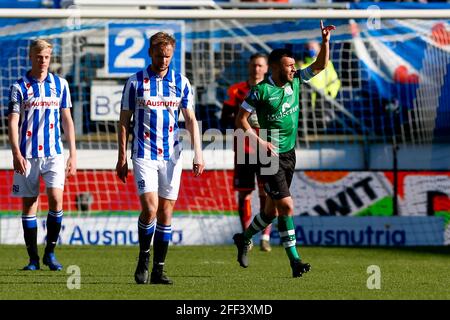 HEERENVEEN, NIEDERLANDE - APRIL 24: Siem de Jong vom SC Heerenveen sieht niedergeschlagen aus, während Bram van Polen von PEC Zwolle nach seinem Sieg seine Seiten feiert Stockfoto